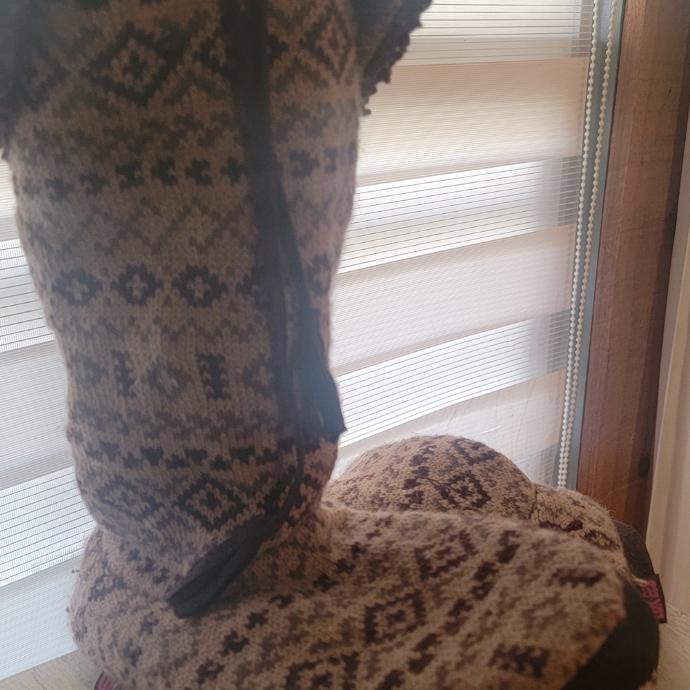 Cozy Brown Patterned Women's Boots - Picture 4 of 12